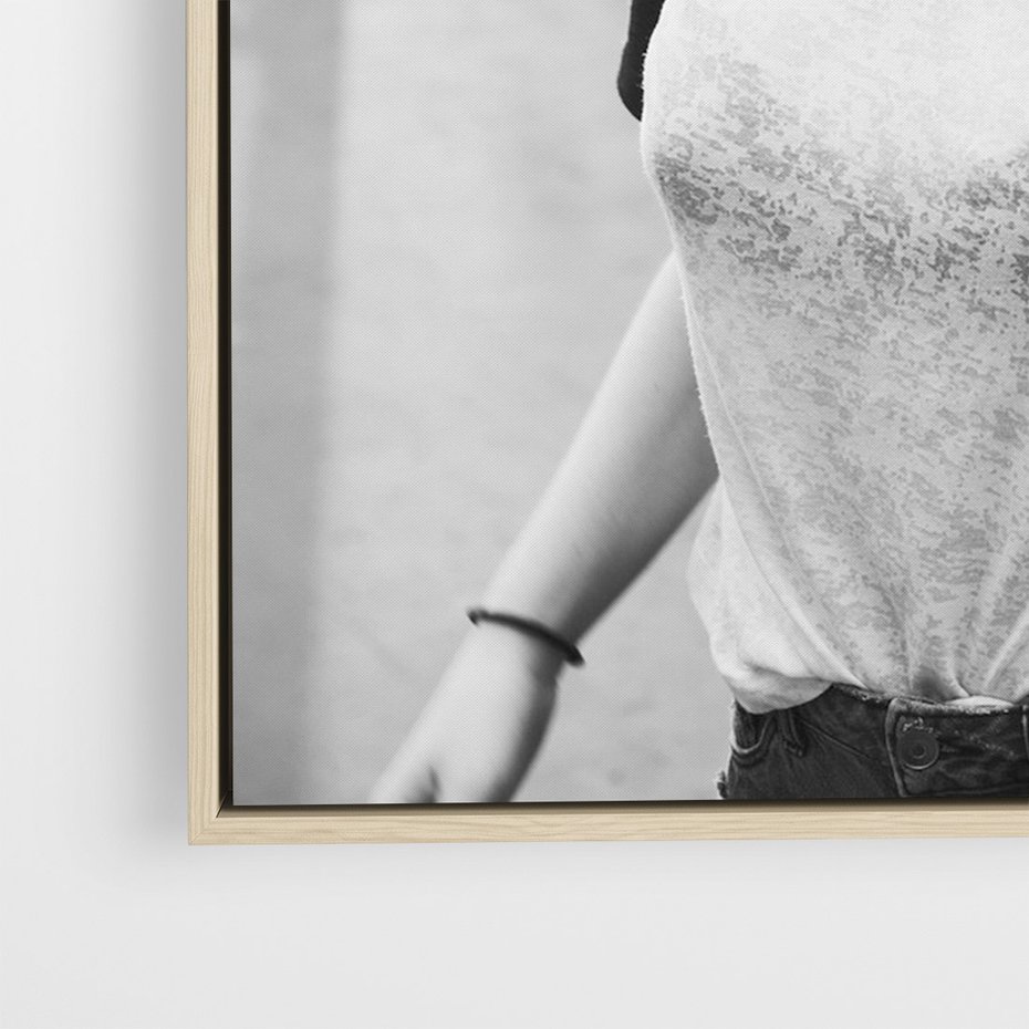 Obraz w ramie 80x120 - Letnia Młodość - nowoczesna fotografia, czarno biała - rama drewno