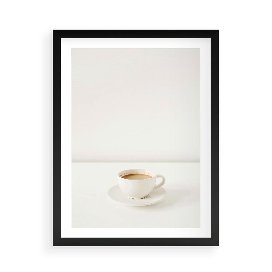 Plakat w ramie 50x70 - Kawa w Prostocie - kawa w filizance, białe tłó - rama czarna