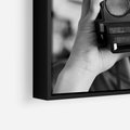Obraz w ramie 50x50 - Mężczyzna za Aparatem - czarno białe zdjęcie, portret - rama czarna