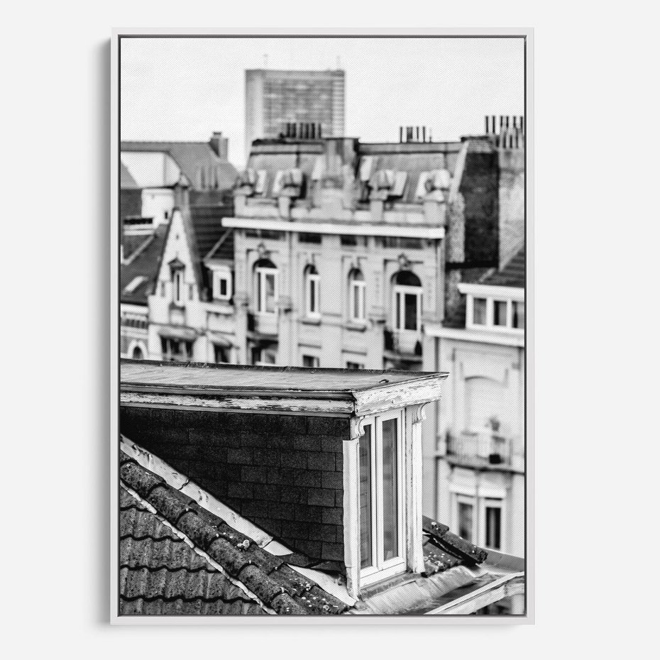 Obraz w ramie 80x120 - Miasto w Retro Odsłonie - fotografia czarno biała, ujęcie na dachy wielkiego miasta - rama biała