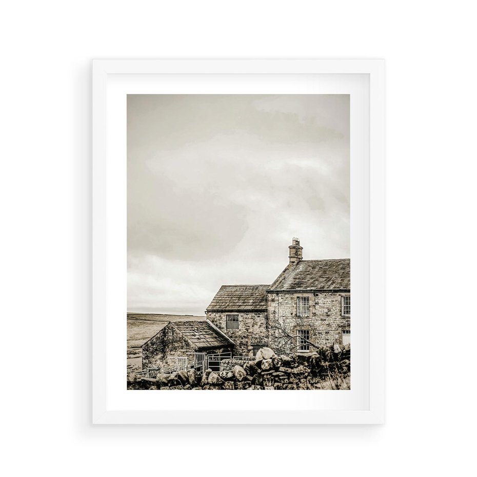 Plakat w ramie 40x50 - Kamienny Dom w Odcieniach Sepii - stary kamienny dom, odcienie sepii - rama biała