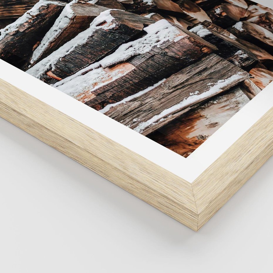 Plakat w ramie 50x70 - Zimowa Drewniana Idylla - drewno, kłody - rama drewno