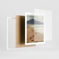 Plakat w ramie 40x50 - Ślady stóp na plaży - plaża, ślady - rama biała