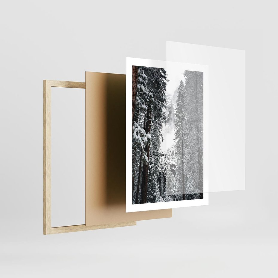 Plakat w ramie 50x70 - Cicha Magia Zimowego Lasu - zimowy las, ośnieżone drzewa - rama drewno