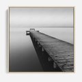 Obraz w ramie 50x50 - Mglista Perspektywa - czarno biała fotografia, drewniany pomost na jeziorze - rama drewno