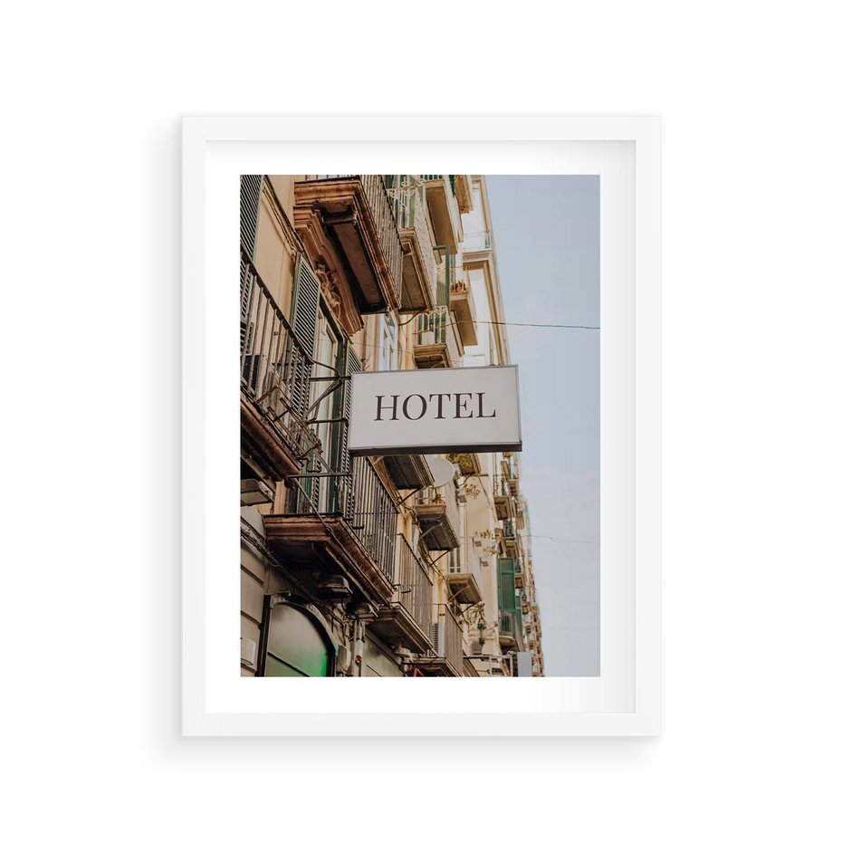 Plakat w ramie 30x40 - Magiczne Spacery - hotel, uliczka - rama biała