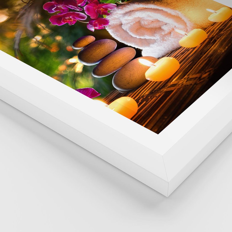 Plakat w ramie 40x50 - Relaksujące spa z płonącymi świecami - spa, świece - rama biała
