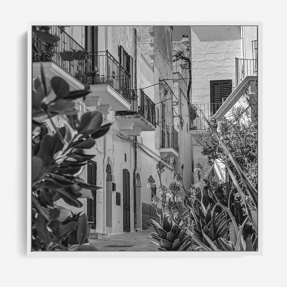 Obraz w ramie 50x50 - Nadmorska Uliczka - czarno białe zdjecie, uliczka w nadmorskim mieście - rama biała