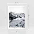 Plakat w ramie 40x50 - Biały Zimowy Pejzaż - góry w zimie, ośnieżone wysokie szczyty - rama biała