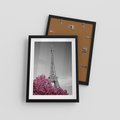 Plakat w ramie 30x40 - Różowy Paryż - czarno białe zdjęcie, wieża eiffla - rama czarna