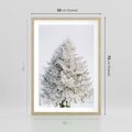 Plakat w ramie 50x70 - Zimowa Poezja w Ośnieżonym Drzewie - ośnieżone drzewo, zima - rama drewno
