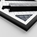 Plakat w ramie 40x50 - Nowoczesna Surowość: Wieżowiec na Czarno-Białej Grafice - architektura, wieżowiec - rama czarna