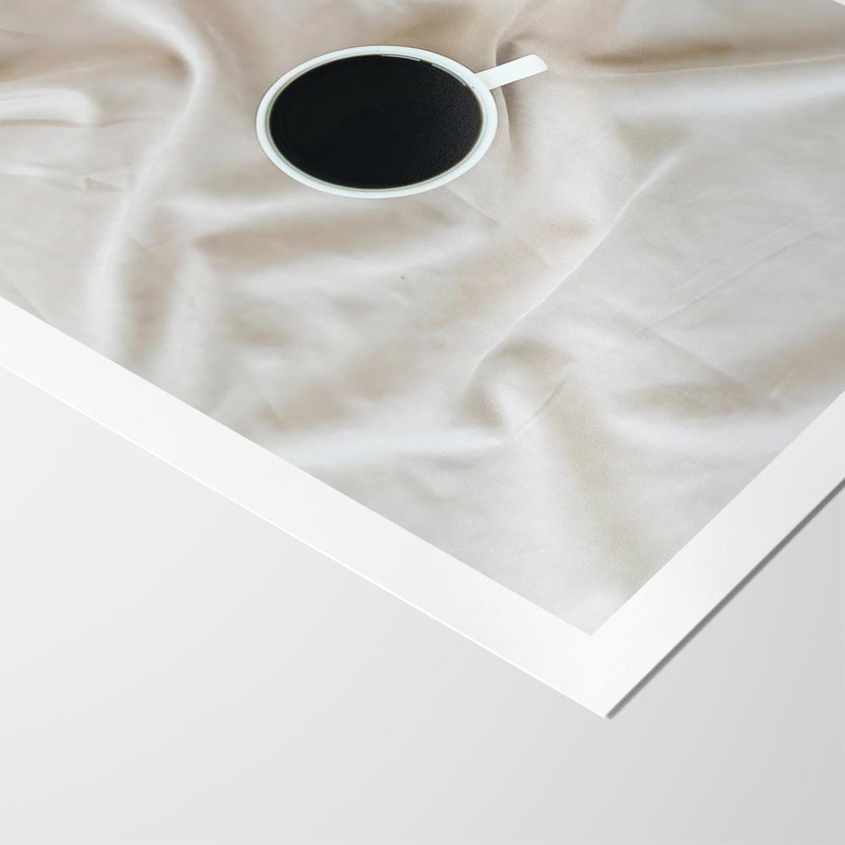 Plakat bez ramy 50x70 - Poranek z Kawą - kawa filiżanka w białej pościeli