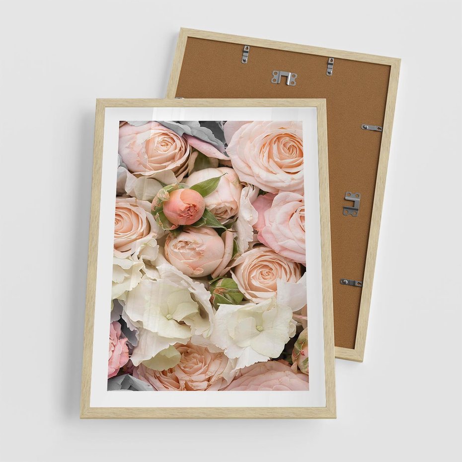 Plakat w ramie 50x70 - Kwiatowy Rarytas: Róże w Herbacianym Zbliżeniu - kwiaty, herbaciane - rama drewno