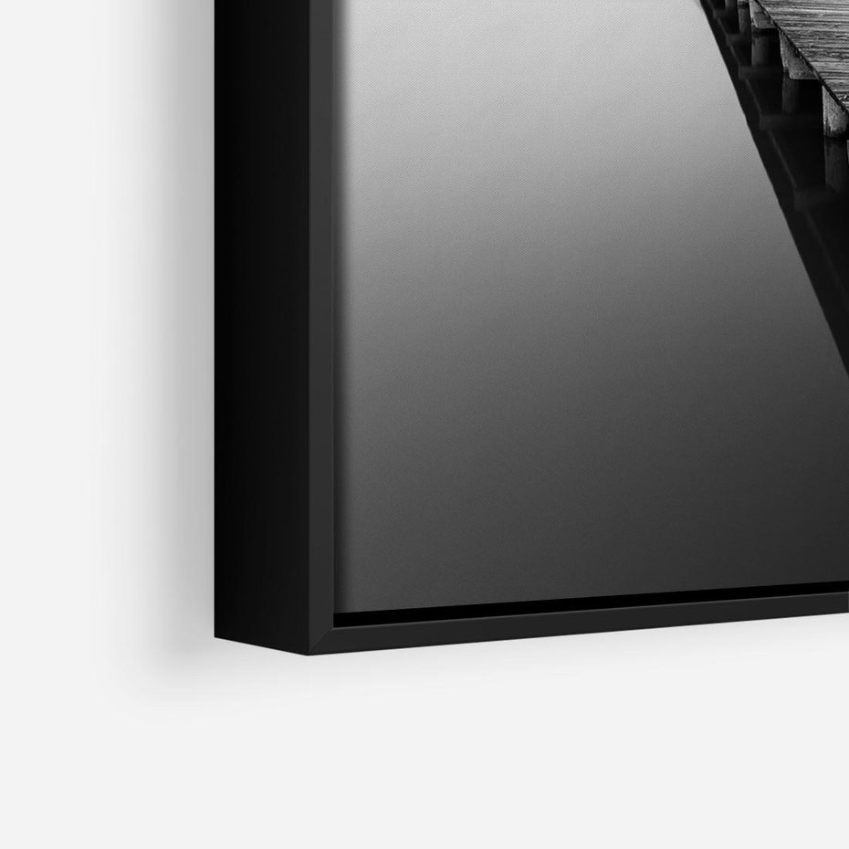 Obraz w ramie 50x50 - Mglista Perspektywa - czarno biała fotografia, drewniany pomost na jeziorze - rama czarna