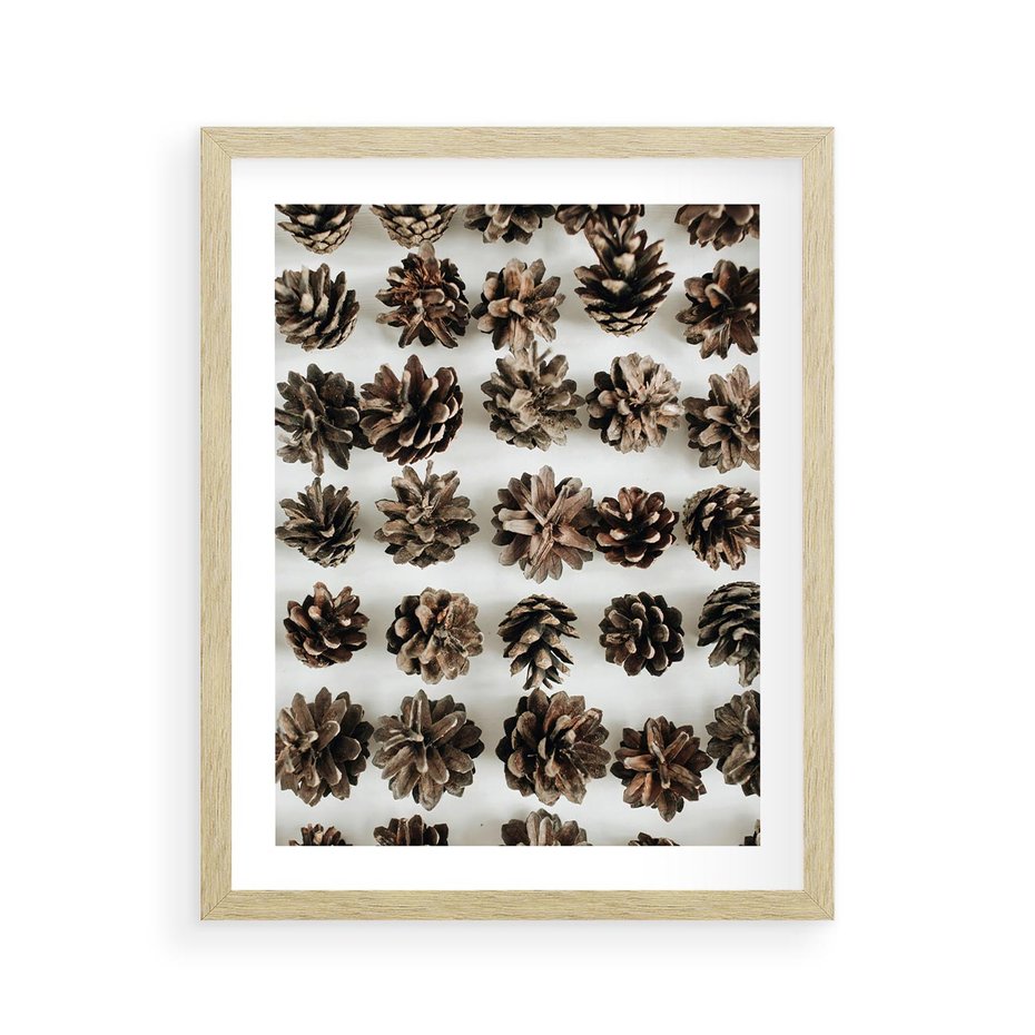 Plakat w ramie 40x50 - Jesienna Tekstura - kompozycja z suchych szyszek, jesienne szyszki - rama drewno