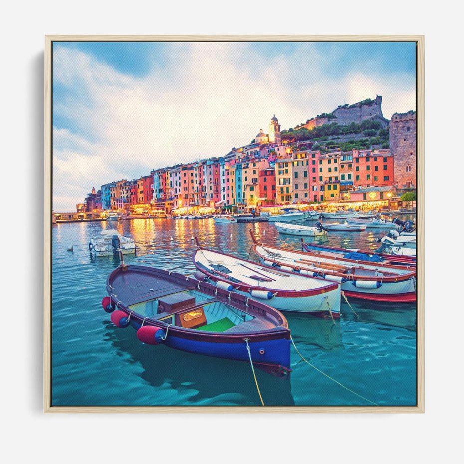 Obraz w ramie 80x80 - Tańczące kolory zachodu - nadmorskie kolorowe miast, kolorowe budynki na brzegu - rama drewno