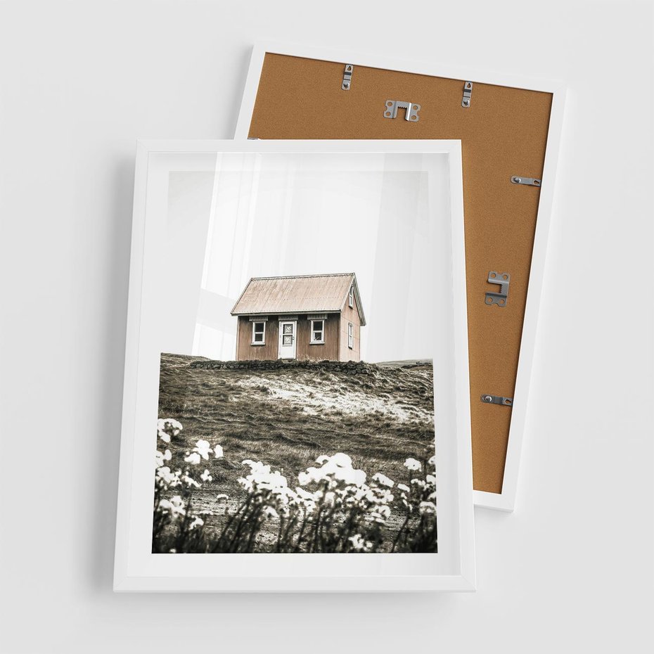 Plakat w ramie 50x70 - Krajobraz z Przeszłości: Kwitnąca Łąka w Sepii - domek na wzgórzu, kwitnąca łąka - rama biała