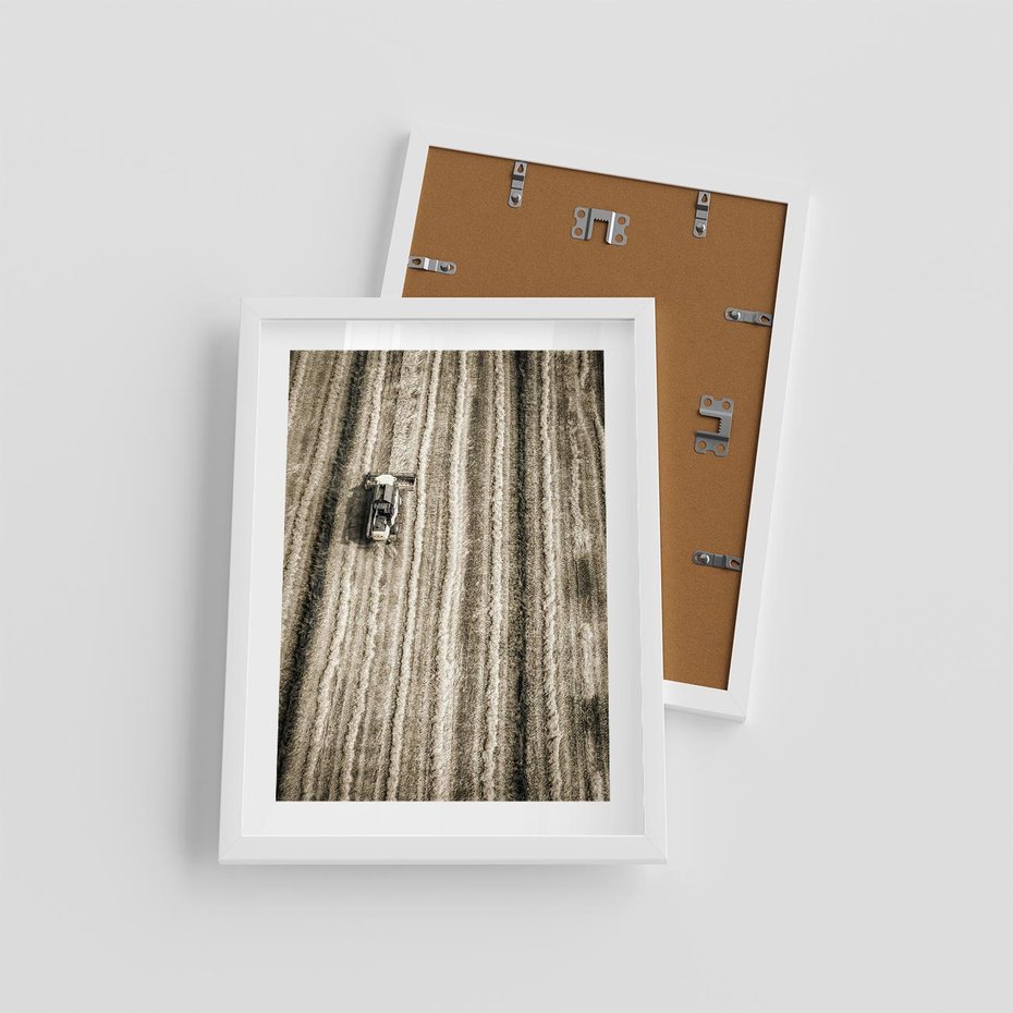 Plakat w ramie 30x40 - Sepia na Polu - kombajn, pole - rama biała