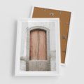 Plakat w ramie 50x70 - Śródziemnomorskie Drzwi Czasu - fotografia starych drzwi, śródziemnomorska architektura - rama biała