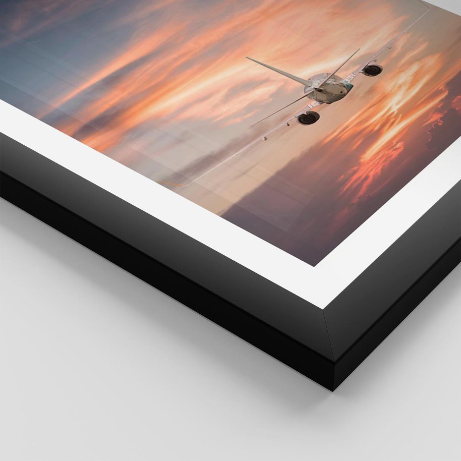 Plakat w ramie 50x70 - Podróż w Kierunku Słońca - samolot, samolot w powietrzu - rama czarna