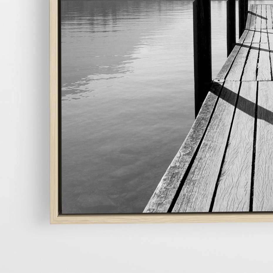 Obraz w ramie 50x50 - Spokojna Przystań - czarno biała fotografia, drewniany pomost na jeziorze - rama drewno