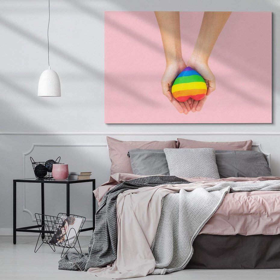 Obraz na płótnie 120x80 - Miłość na Dłoniach - zdjęcie, dłonie trzymają ulepione tęczowe serce