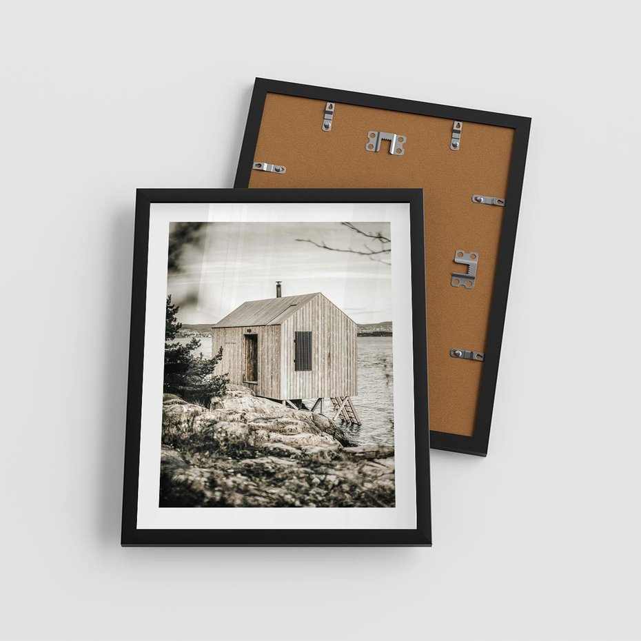 Plakat w ramie 40x50 - Nostalgiczna Oaza - rustykalny domek, domek nad jeziorem - rama czarna
