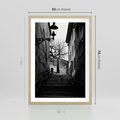 Plakat w ramie 50x70 - Ukryta Uliczka - czarno białe zdjęcie, schody - rama drewno