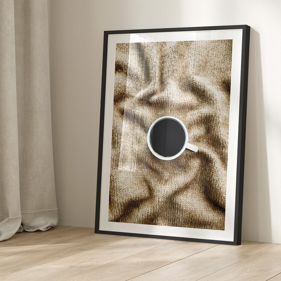 Plakat bez ramy 50x70 - Filiżanka Kawy na Brązowym Kocu - kawa, czarna kawa