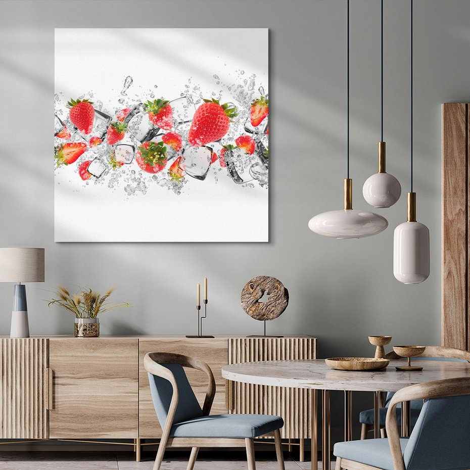 Obraz na płótnie 80x80 - Oaza świeżości: truskawki w wodzie - truskawki, woda