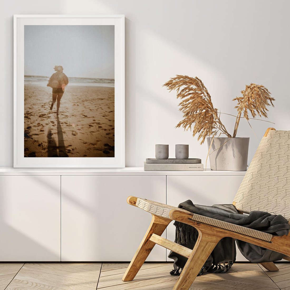 Plakat w ramie 50x70 - O Zachodzie Słońca - klimatyczna fotografia, postać biegnie po plaży - rama biała