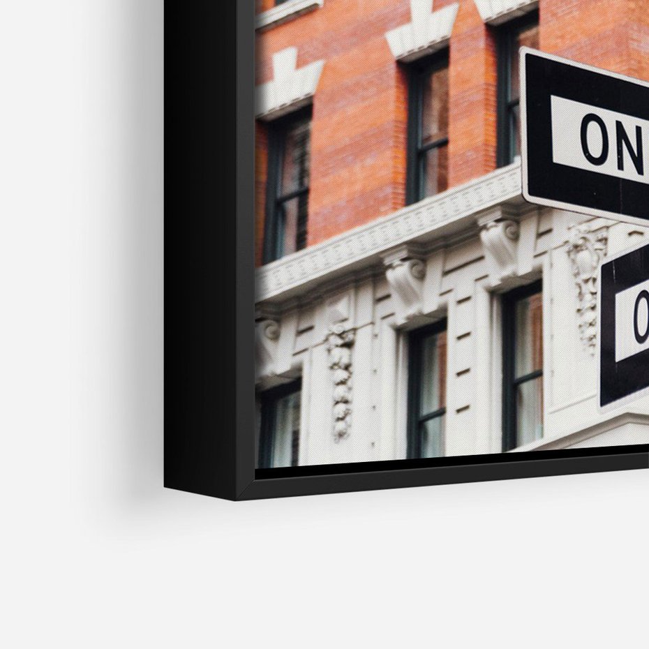 Obraz w ramie 50x70 - Namiastka wielkiego miasta - Nowy Jork, drogowskaz - rama czarna