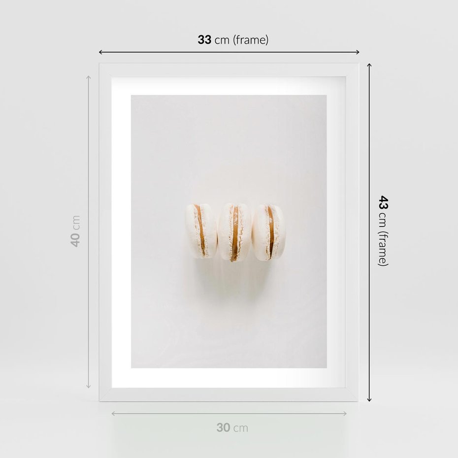 Plakat w ramie 30x40 - Delikatność w Bieli - białe ciateczka. makaroniki, minimalistyczne zdjęcie - rama biała