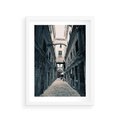 Plakat w ramie 30x40 - Odkryj tajemnice miasta - uliczka, perspektywa - rama biała