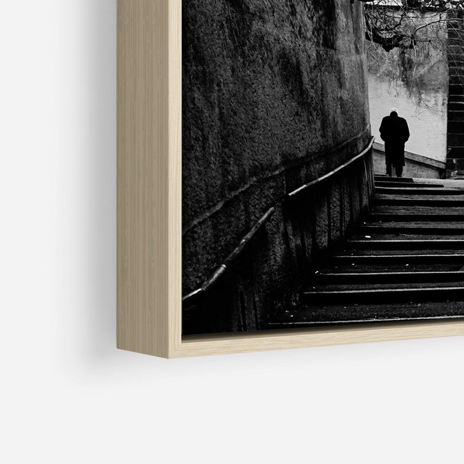 Obraz w ramie 80x80 - Ukryta Uliczka - czarno białe zdjęcie, schody - rama drewno