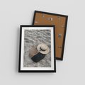 Plakat w ramie 30x40 - Plażowe Przygotowania - torba plażowa, kapelusz - rama czarna