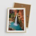 Plakat w ramie 50x70 - Wodospad wśród majestatycznych gór - wodospad, górski - rama drewno