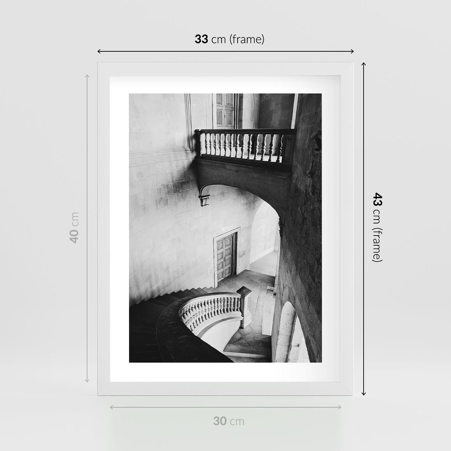 Plakat w ramie 30x40 - Po Schodach w Dół - czarno białą fotgrafia, zakręcone schody w starek kamienicy - rama biała