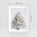 Plakat w ramie 30x40 - Zimowa Poezja w Ośnieżonym Drzewie - ośnieżone drzewo, zima - rama biała