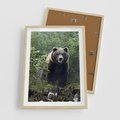 Plakat w ramie 50x70 - Spotkanie z Niedźwiedziem w Lesie - niedźwiedź, las - rama drewno