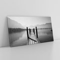 Obraz na płótnie 120x60 - Spokojna Przystań - czarno biała fotografia, drewniany pomost na jeziorze