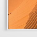 Obraz w ramie 50x70 - Piasek pustyni wędruje - pustynia, piasek - rama biała