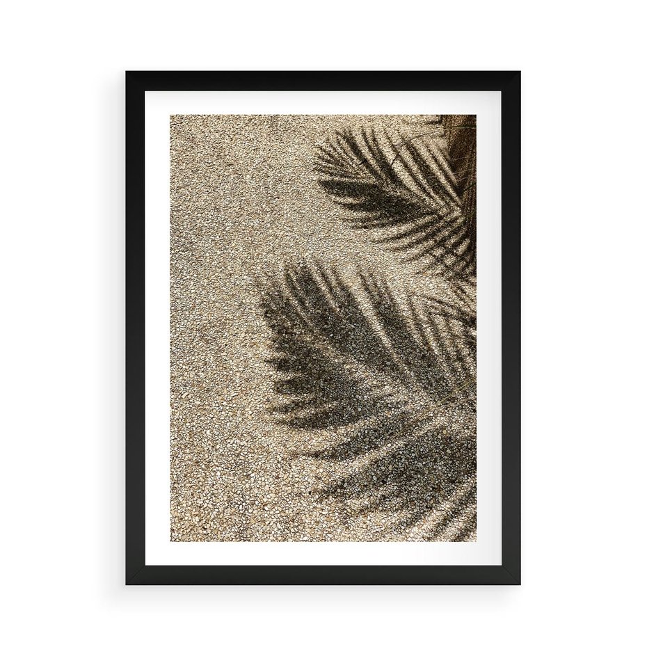 Plakat w ramie 50x70 - Plażowa Idylla - palma, cień na piasku - rama czarna