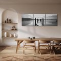 Obraz na płótnie 90x30 - Spokojna Przystań - czarno biała fotografia, drewniany pomost na jeziorze