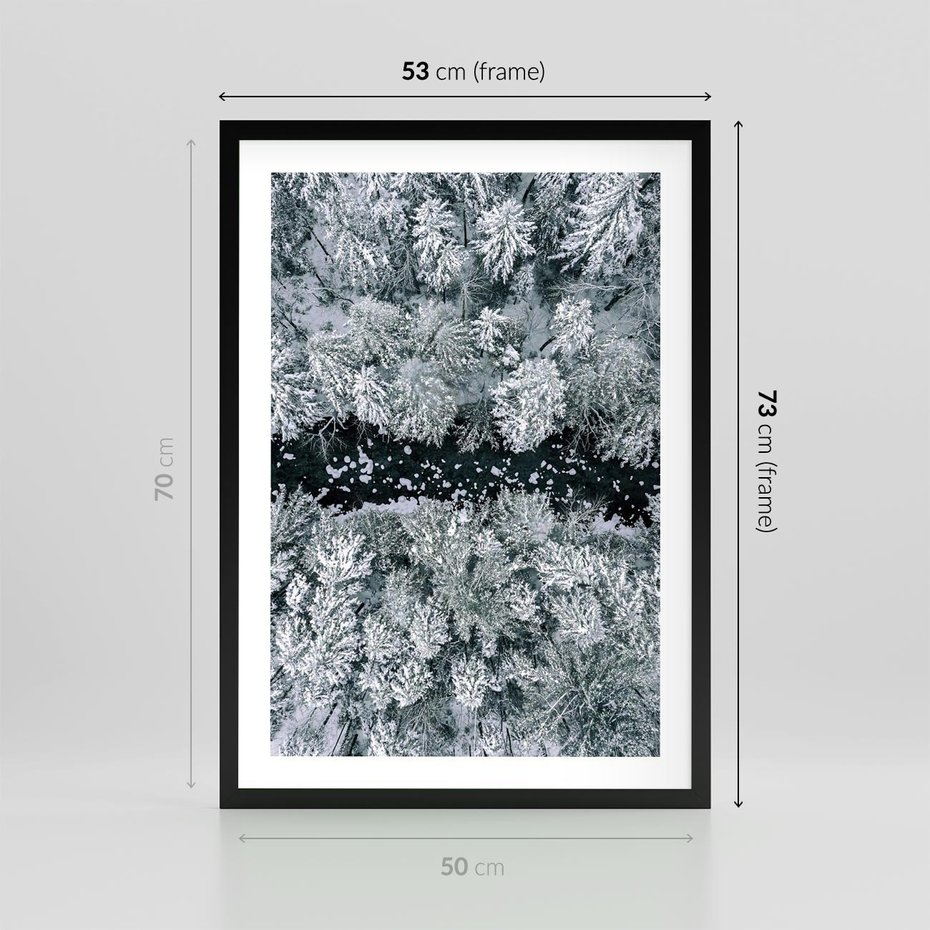 Plakat w ramie 50x70 - Zimowy Krajobraz z Góry - zdjęcie z góry, zaśnieżony las i zamarznięty strumyk - rama czarna