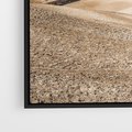 Obraz w ramie 70x50 - Refleksyjny taniec myśli - pustynny krajobraz, odcienie sepii - rama czarna