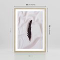 Plakat w ramie 50x70 - Prosta Elegancja - czarne pióro na białej pościeli, minimalizm - rama drewno