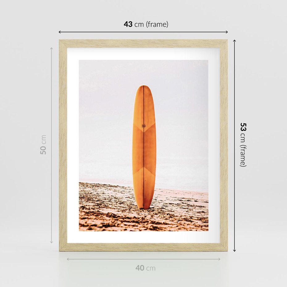 Plakat w ramie 40x50 - Deska w Piasku: Gotowa na Fale - plaża, pomarańczowa deska surfingowa wbita w piasek - rama drewno