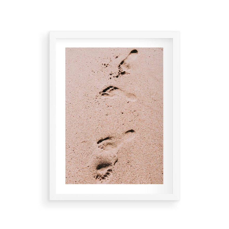 Plakat w ramie 30x40 - Ślady na Piasku - piasek, plaża - rama biała